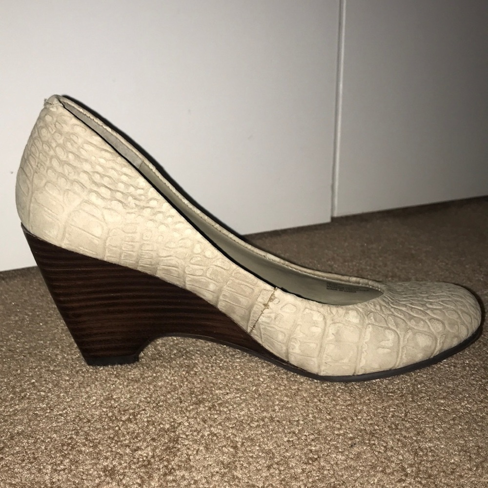 Jessica Simpson beige snakeskin wedges